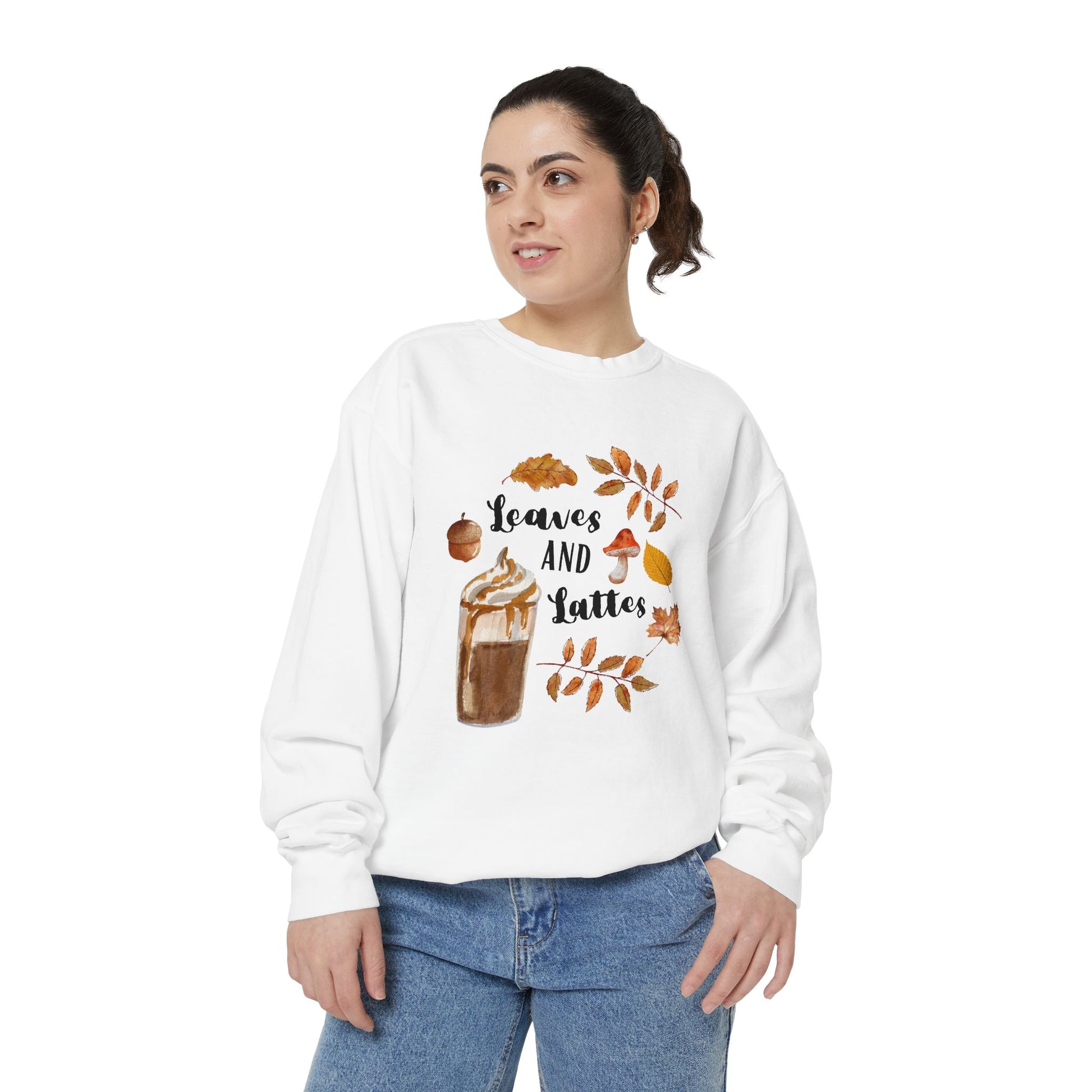 Woman wearing oversized cozy fall sweatshirt in white – casual streetwear outfit